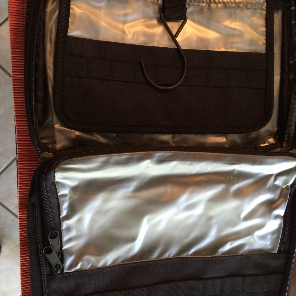 MEN OR WOMEN'S BATHROOM SUPPLY TRAVEL BAG